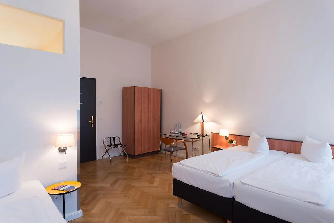REWARI Hotel Berlin 3*,